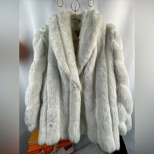 Jordache!!! Vintage faux fur coat
Jordache size S-M